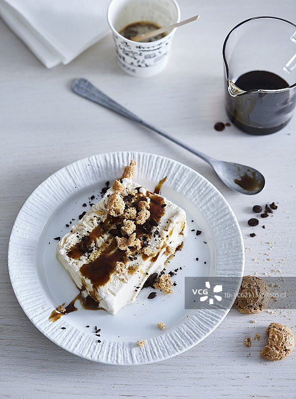 咖啡冰淇淋与咖啡糖浆图片素材