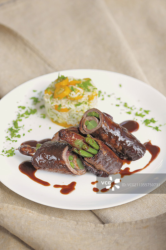 红酒烩牛肉卷配金桔香菜饭图片素材