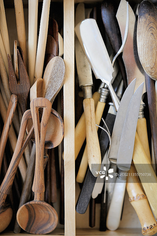 抽屉里的各种烹饪用具图片素材