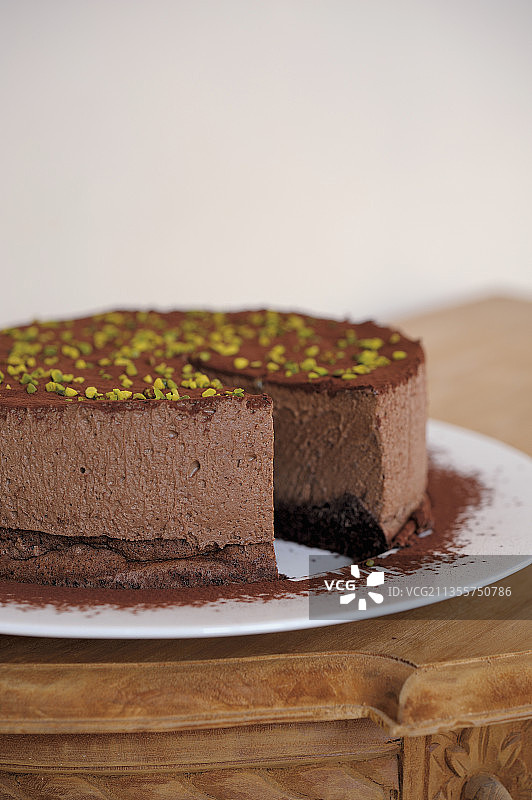 汤加豆巧克力慕斯蛋糕切片图片素材