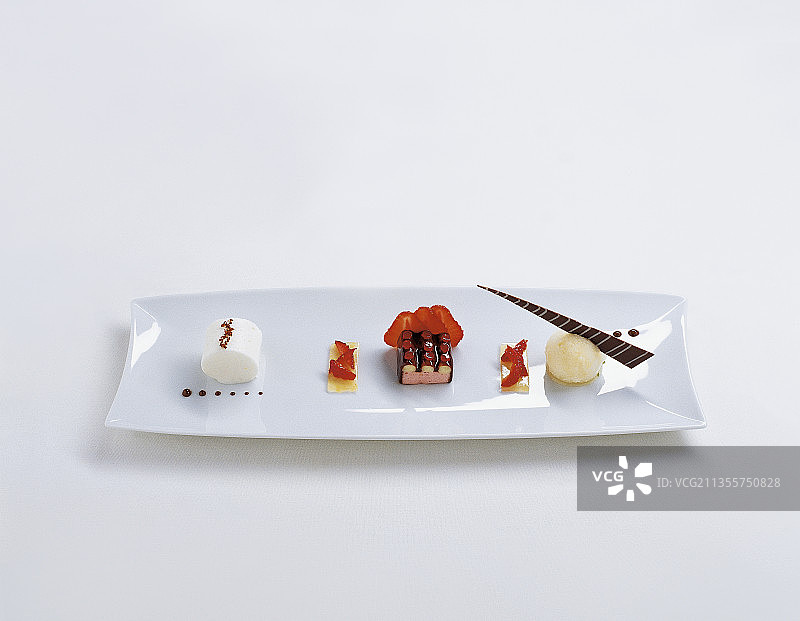 草莓蛋糕配柠檬冰沙、酥脆杏仁图片素材