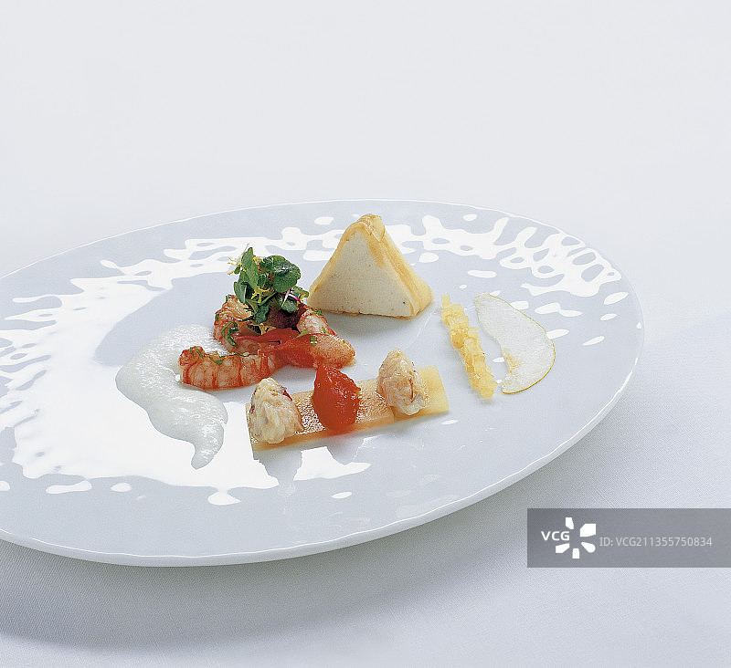 小龙虾配山羊奶慕斯、梨、海蜘蛛鱼片和埃斯佩莱特番茄蜜饯图片素材