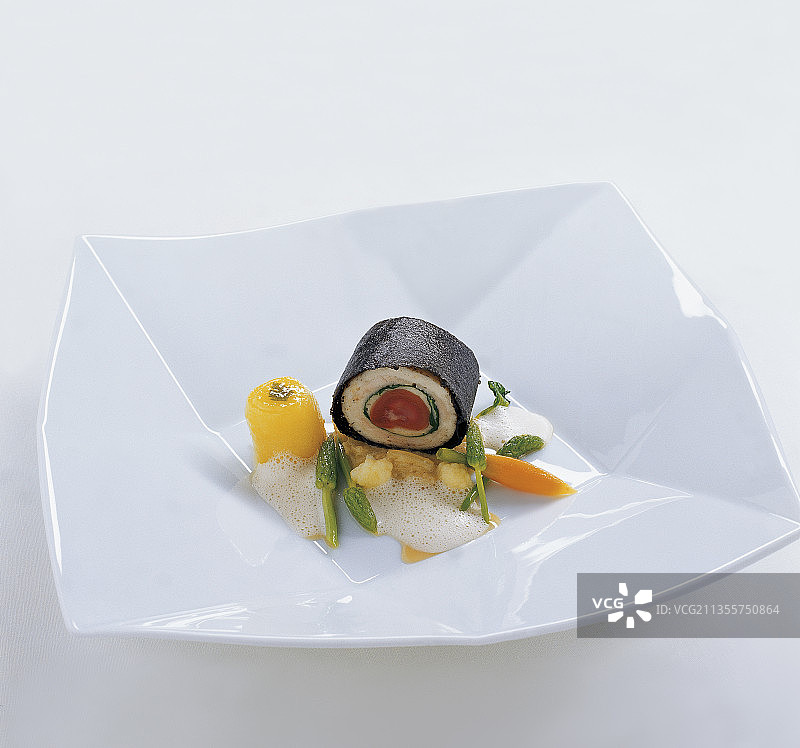 黑橄榄兔肉鞍配里耶特、肉豆蔻蜂蜜汁和烩土豆图片素材