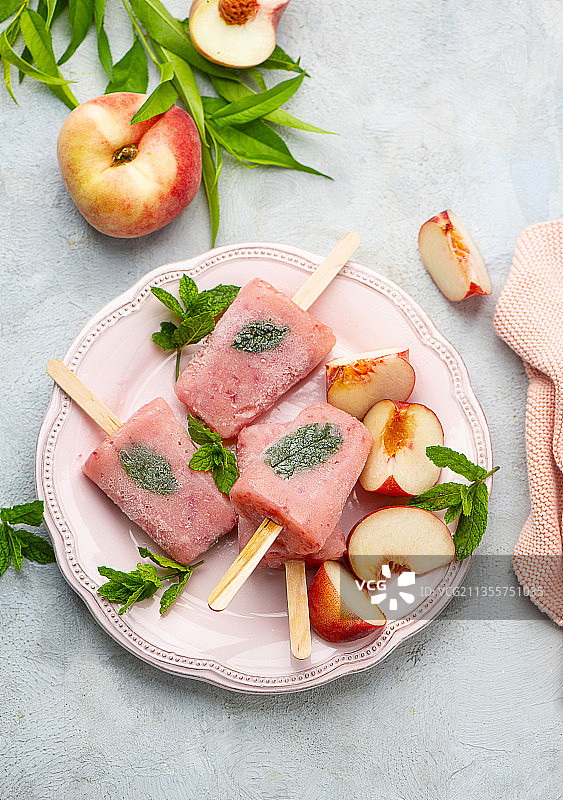 薄荷白桃冰淇淋图片素材