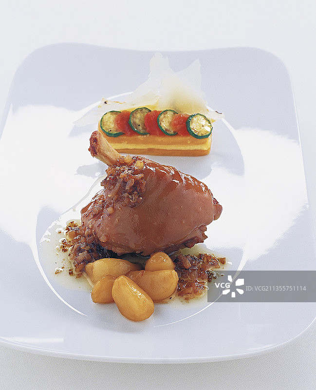 香茅姜汁焦糖蒜香烤乳猪肘配甘薯酥饼图片素材