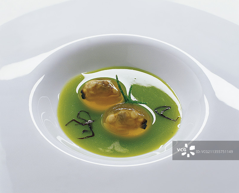 配以海藻和芹菜冷汤的原汁贻贝图片素材