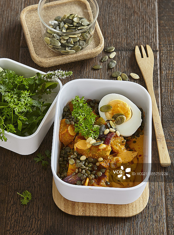 烤南瓜配小扁豆和籽图片素材