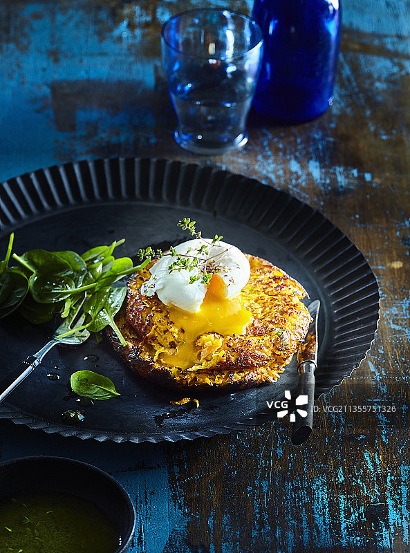 搭配水波蛋的巴塔德烤肉图片素材