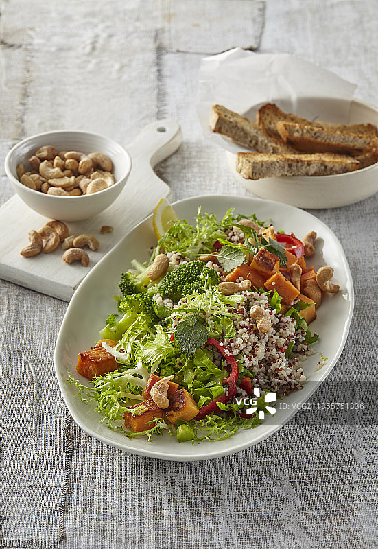 藜麦沙拉配甜土豆和西兰花图片素材