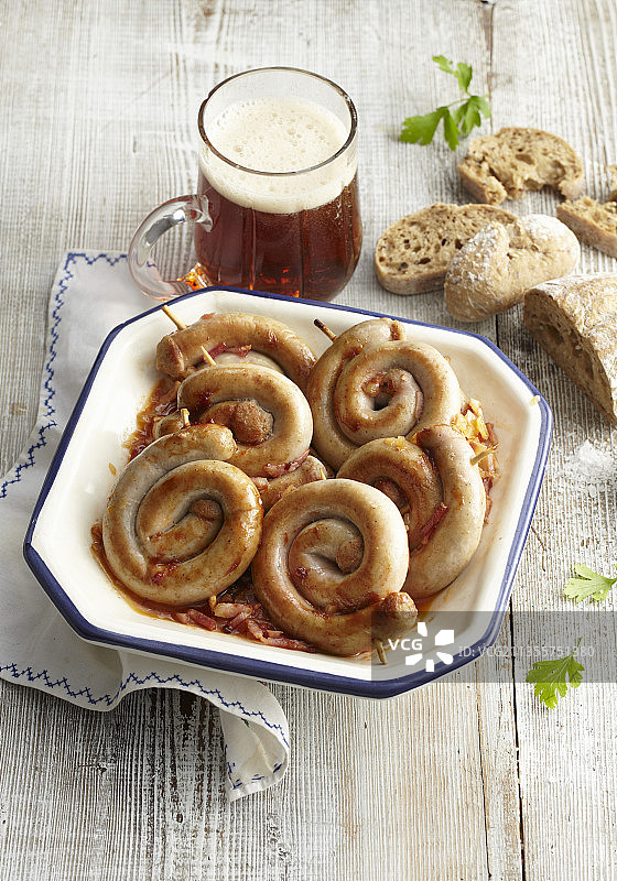 黑啤酒上的葡萄酒香肠图片素材