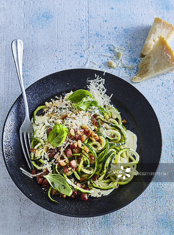 意式培根奶油酱佐意面图片素材