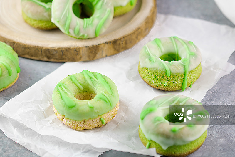 用低碳酵母面团和苹果提取物制成的自制甜甜圈图片素材