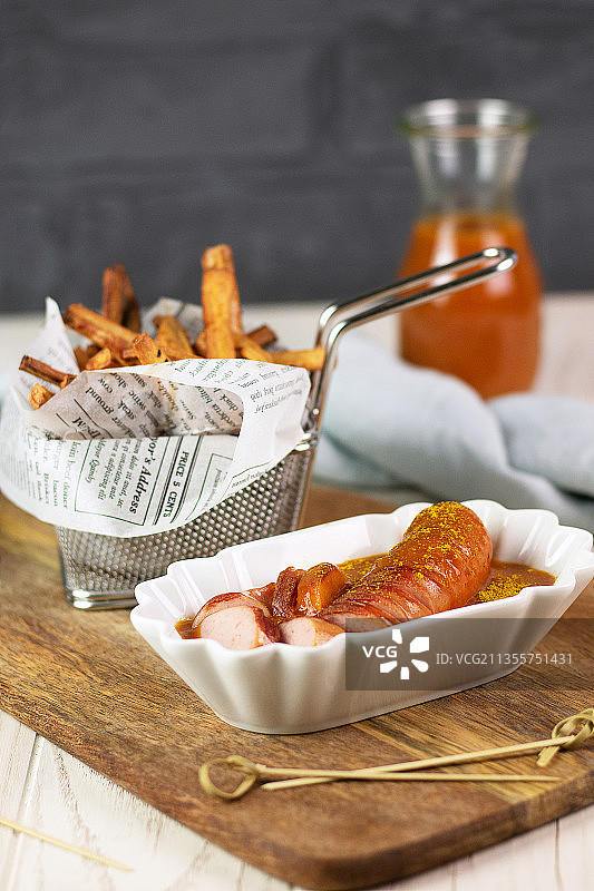 咖喱香肠（香肠配番茄酱和咖喱粉）与薯条图片素材