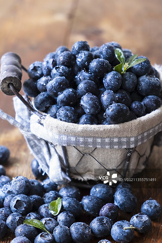 乡村篮子里的蓝莓图片素材
