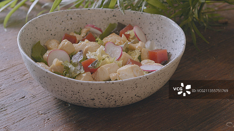 蒜香鸡肉沙拉和榅桲酱图片素材