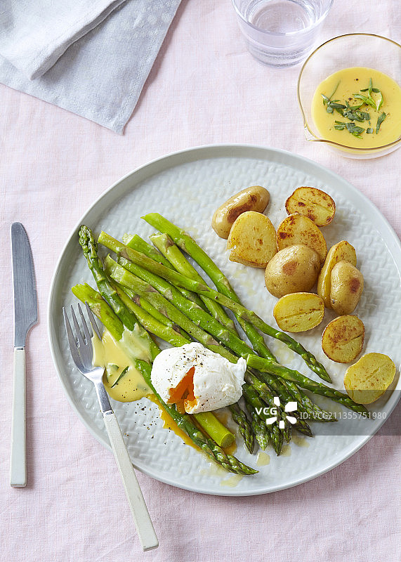 搭配荷兰酱、水波蛋和土豆的绿芦笋图片素材
