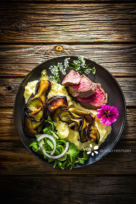 牛排配烤茄子和土豆泥图片素材