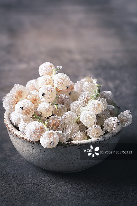 碗里的糖渍白醋栗图片素材