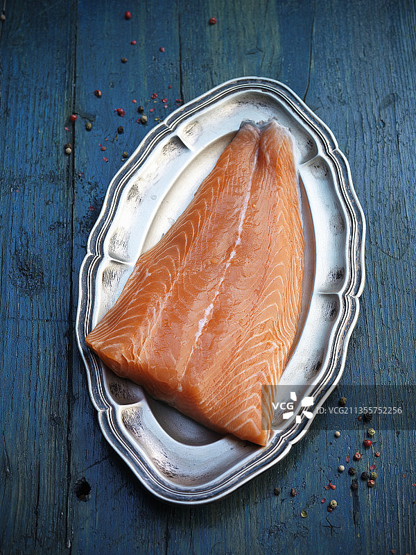 托盘上的新鲜三文鱼图片素材