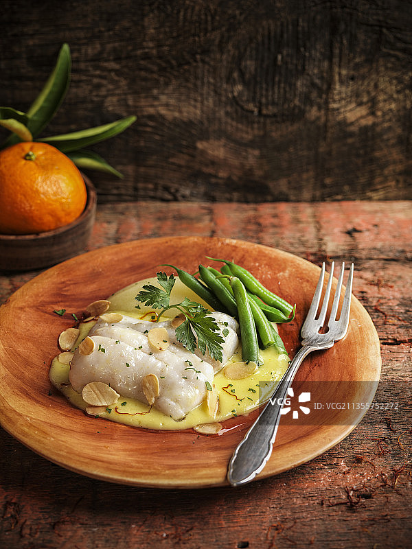 蒜蓉奶油焗鳕鱼配青豆图片素材