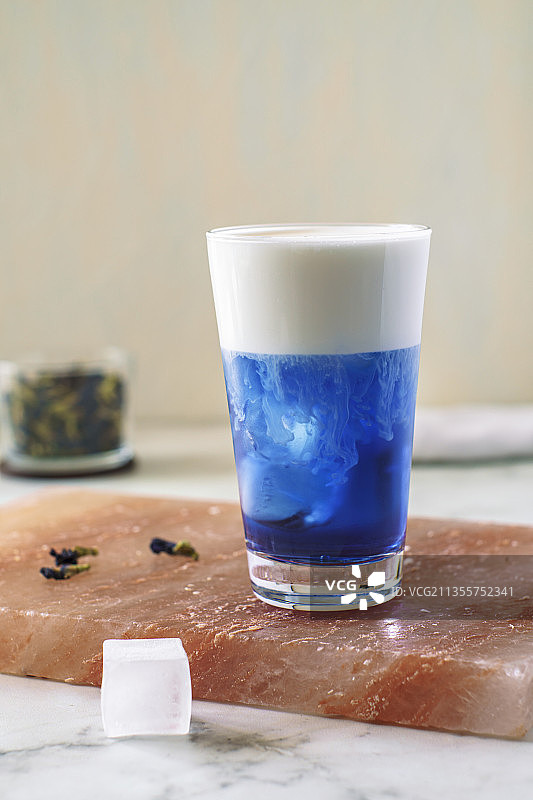 冰镇蝶豆花茶拿铁图片素材