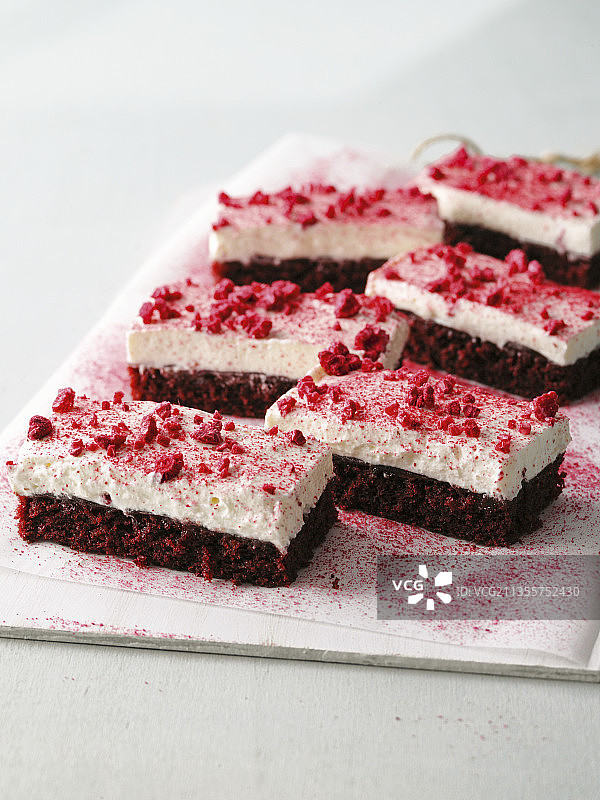 红色天鹅绒烤盘蛋糕图片素材