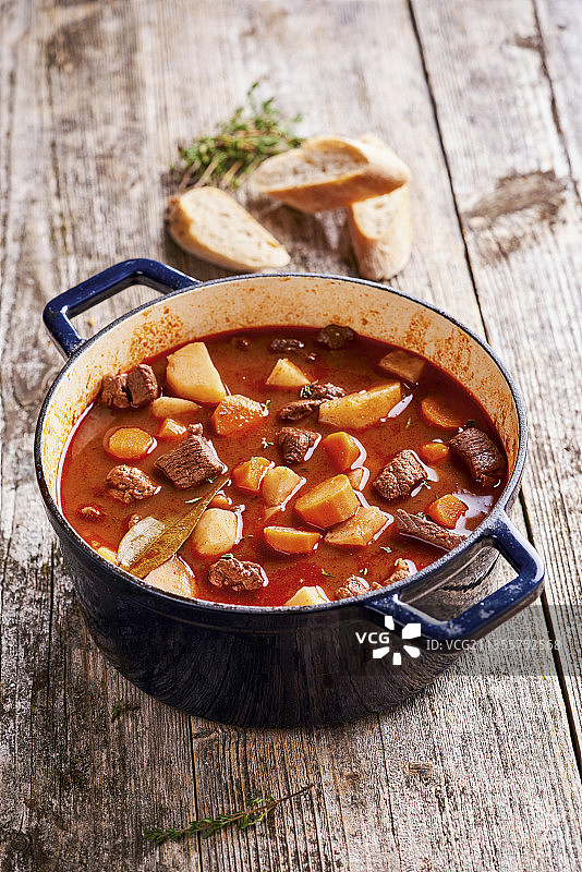 红酒焗烤牛肉图片素材