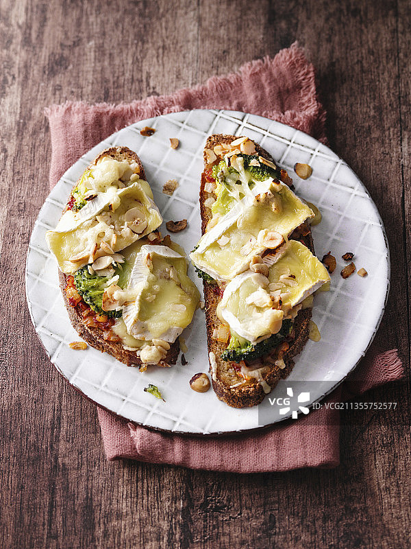乡村面包片配西兰花、坚果和双层奶酪图片素材