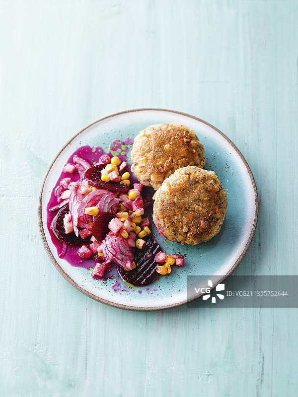 含甜玉米和甜菜根沙拉的蔬菜奶酪饼图片素材