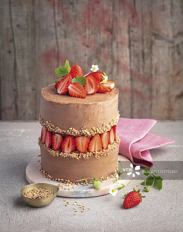 草莓酥脆断层蛋糕图片素材