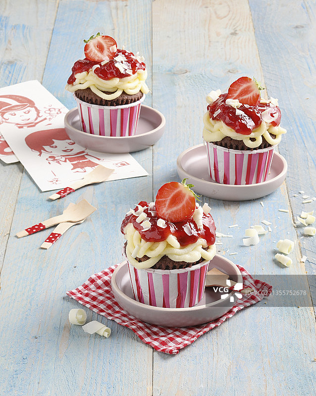 草莓酱意面纸杯蛋糕图片素材