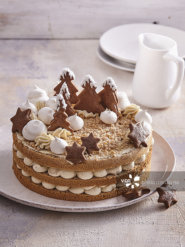 搭配甜栗子奶油的肉桂蛋糕图片素材