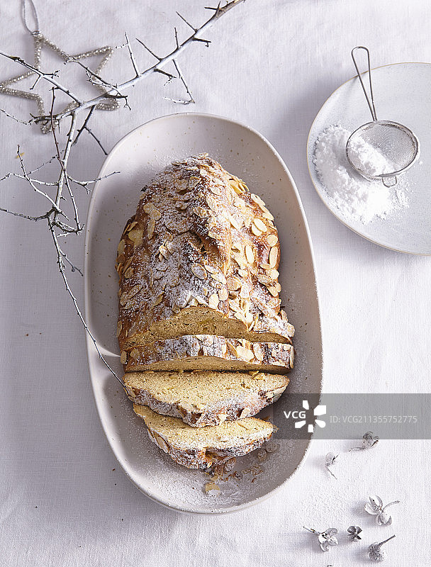 含杏仁和葡萄干的圣诞甜面包图片素材