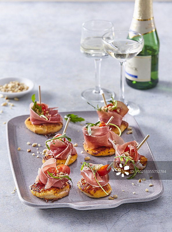 配有火腿的小披萨图片素材