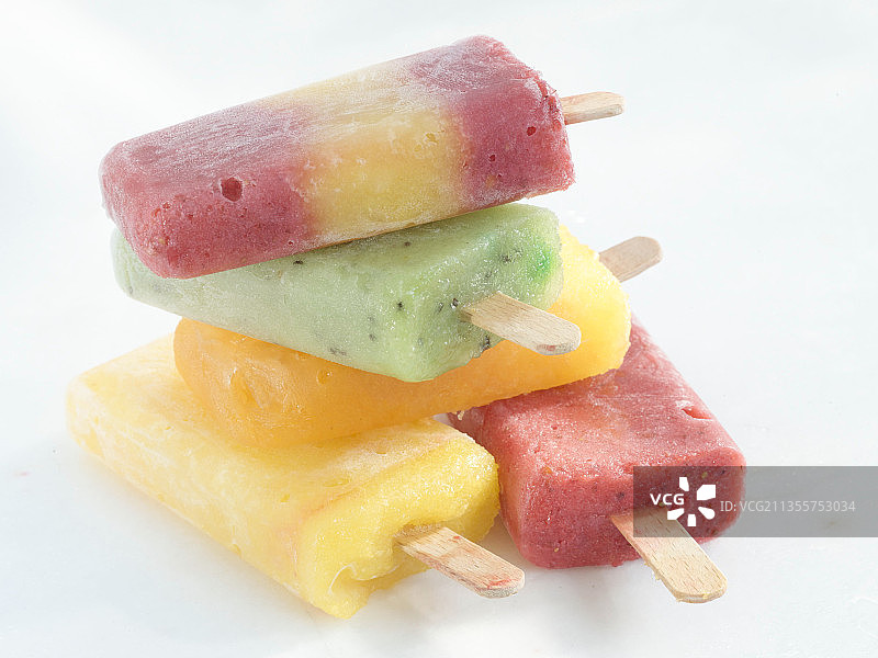浅色背景上的彩色冰棒图片素材