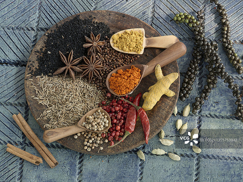 小木勺和木板上的各种香料图片素材