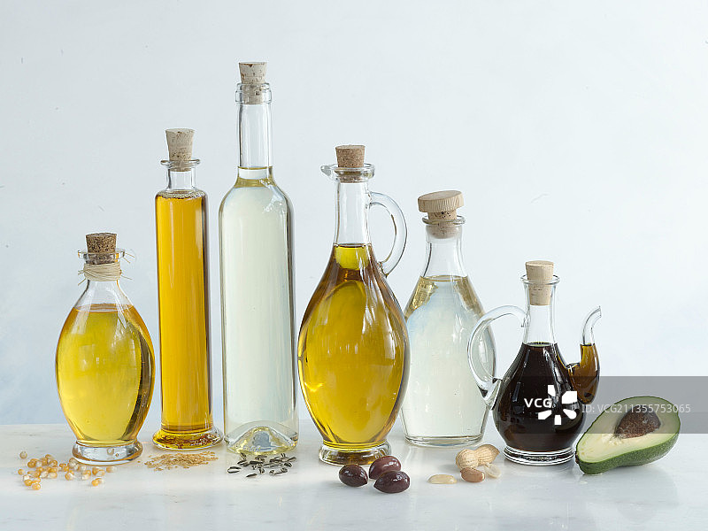 浅色背景下瓶子里的各种油图片素材