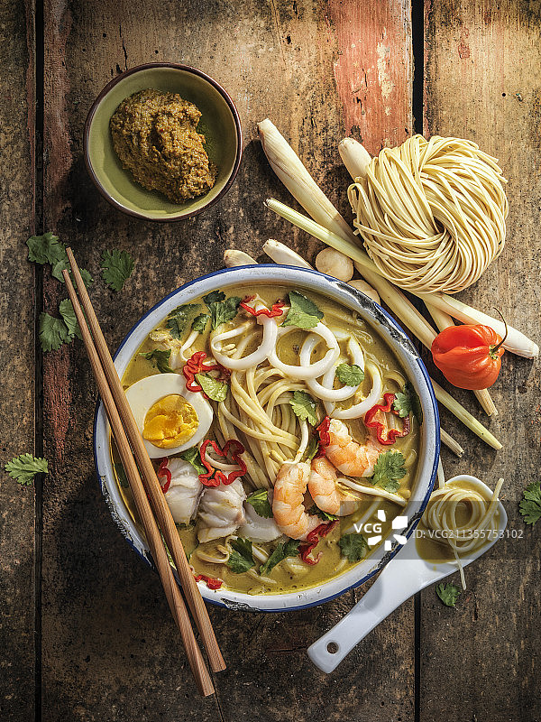 叻沙：马来西亚椰奶米粉汤配虾和鸡蛋图片素材