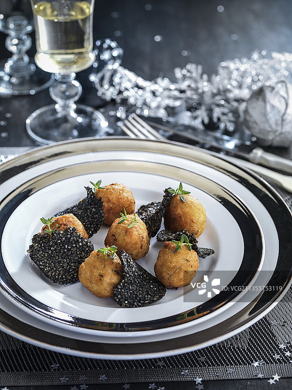 鳕鱼丸、香脆米饭和黑松露（圣诞节）图片素材