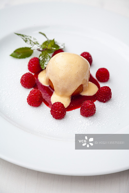 意式甜点配水波蜜桃覆盆子图片素材