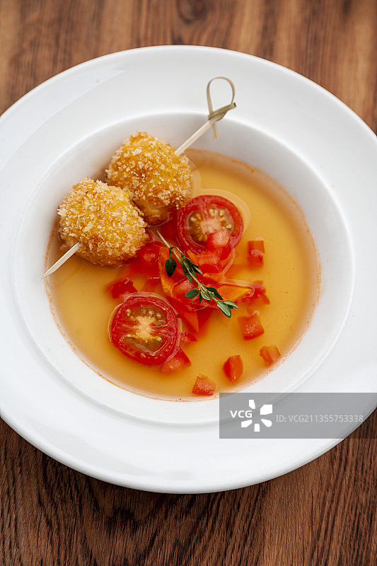 番茄汤配烤水牛奶酪图片素材