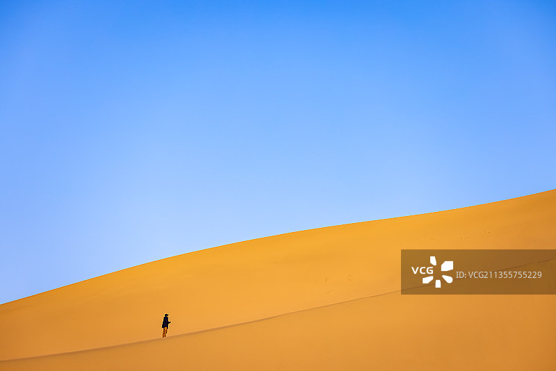 人生路上没有能永远陪你的人图片素材