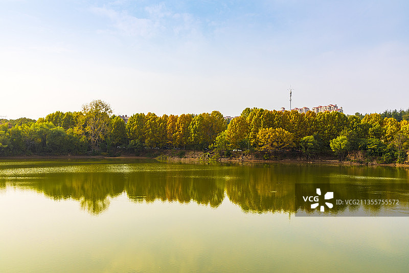 河南省郑州市荥阳市贾峪镇洞林湖风景区秋天户外风光图片素材