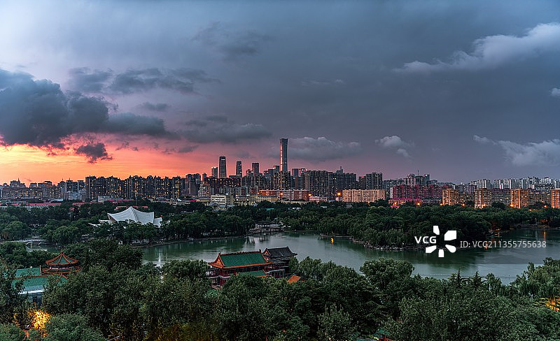 雨后北京晚霞城市风光龙潭湖公园图片素材