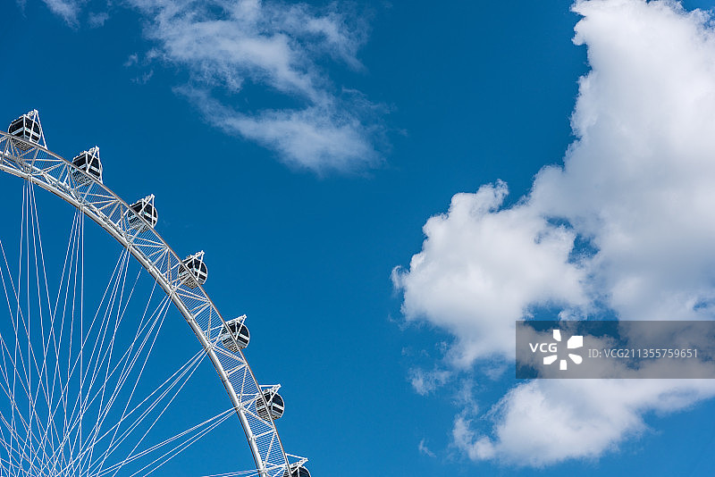 夏季蓝天白云下辽宁大连公园里的摩天轮图片素材