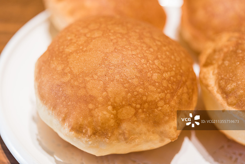 一盘油炸糖饼特写图片素材