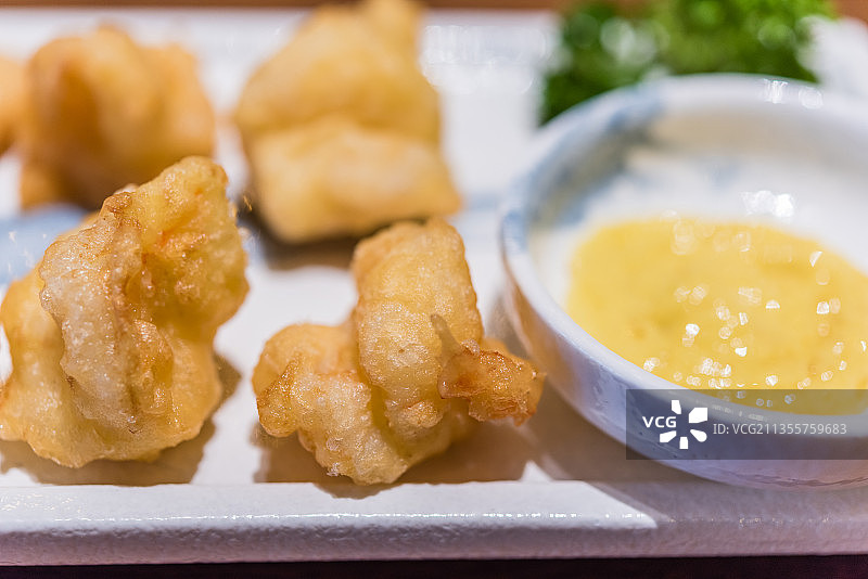 一盘炸虾球配芥末酱图片素材