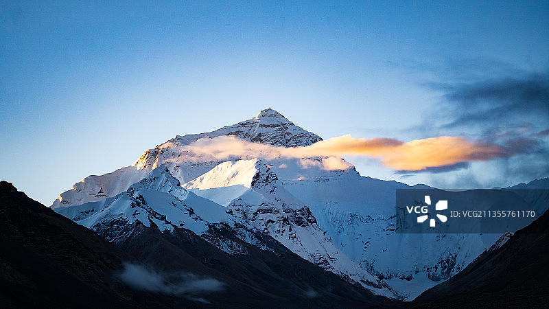 清晨的珠峰图片素材