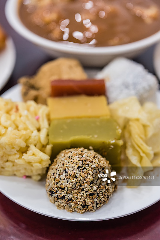 北京传统小吃拼盘有驴打滚、豌豆黄、麻团、沙琪玛和山楂糕图片素材