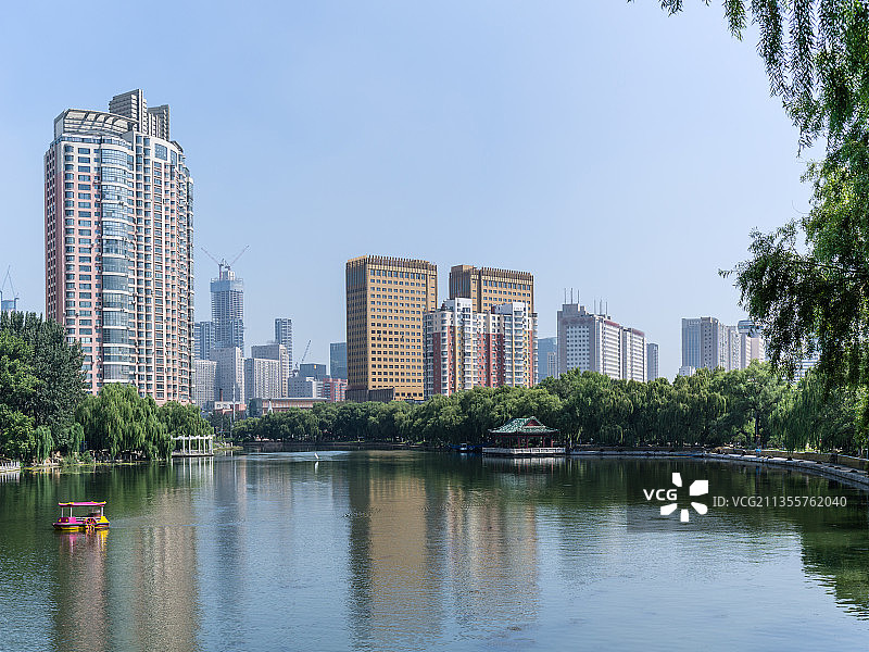 辽宁沈阳南湖公园的湖边园林建筑图片素材